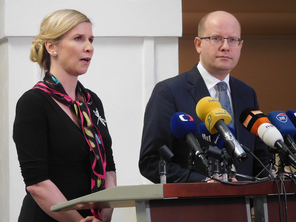 Kateřina Valachová a Bohuslav Sobotka si pochvalovali schválení změn financování škol