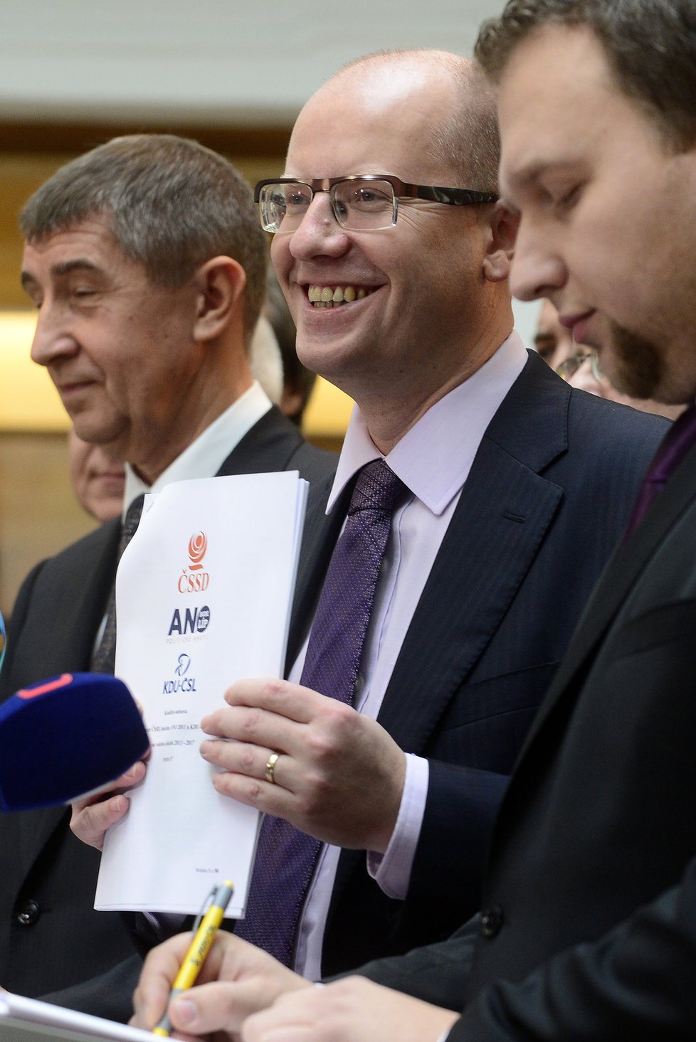 Bohuslav Sobotka v rukou drží koaliční smlouvu.