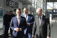 Sobotka přijel zkontrolovat investice: Letiště chrání proti teroru 187 milionů