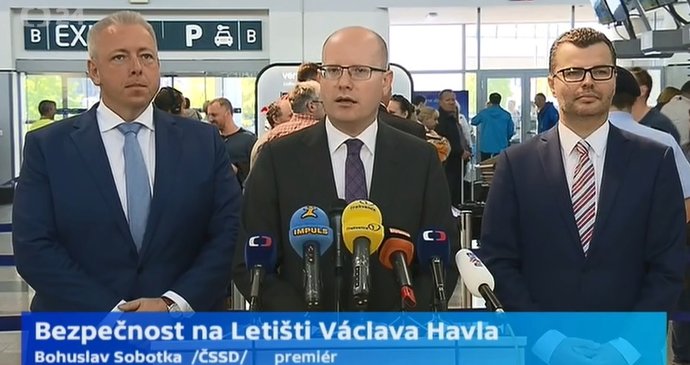 Premiér Sobotka na tiskovce o bezpečnostních opatření na Letišti Václava Havla