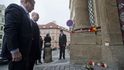 Premiér Bohuslav Sobotka a ministr zahraničí Lubomír Zaorálek (ČSSD) uctili před německou ambasádou památku obětí z útoku na vánoční trhy v Berlíně.