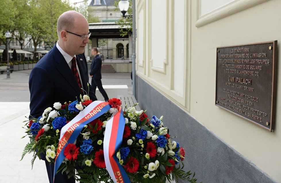 Sobotka v Lucembursku: Premiér položil květiny k Palachově desce.