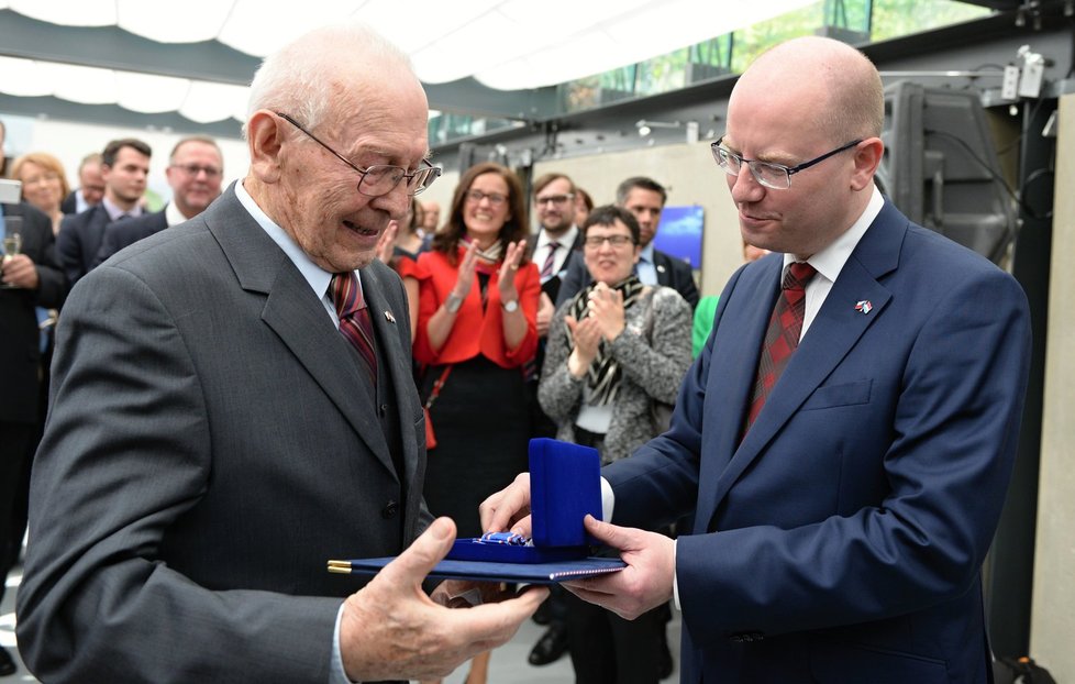 Sobotka v Lucembursku: Na českém velvyslanectví předal Medaili Karla Kramáře zasloužilému krajanovi Františku Šedému.