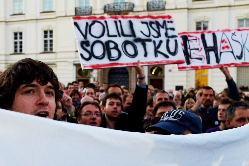 Z demonstrace na podporu Bohuslava Sobotky: Voliči se zlobí. Volili Sobotku, nikoli Haška.