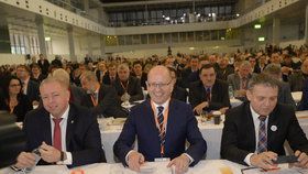 Lídři vlády z ČSSD: Milan Chovanec, Bohuslav Sobotka a Lubomír Zaorálek na sjezdu sociálních demokratů v Brně