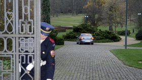 Sobotkův vůz příjídží do Lán, šéf ČSSD se konečně setkal s prezidentem