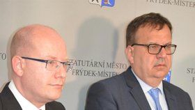 Premiér Sobotka a ministr průmyslu a obchodu Jan Mládek