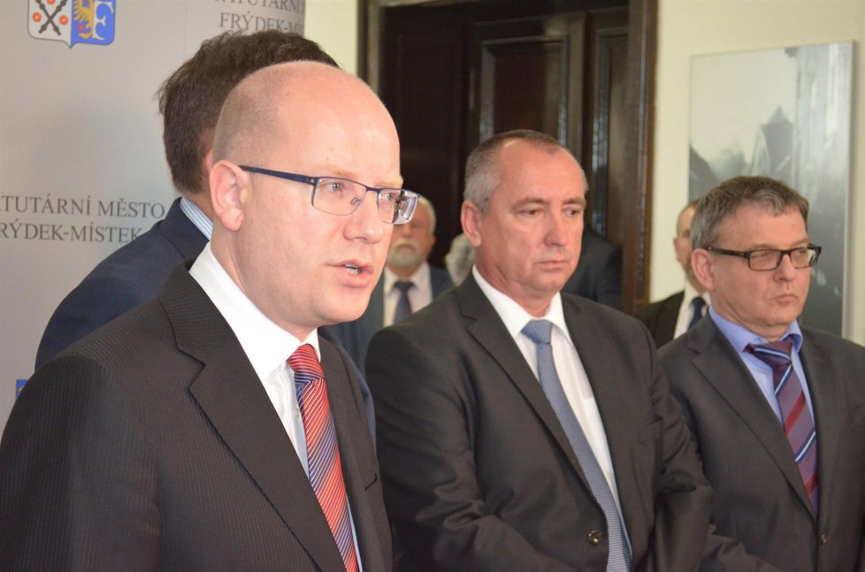 Premiér Sobotka vyrazil do Moravskoslezského kraje, jednal o osudu OKD. Doprovodili ho ministři Mládek a Zaorálek.