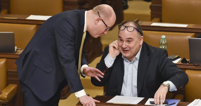 Bohuslav Sobotka coby poslanec ve Sněmovně. Vpravo Jan Birke