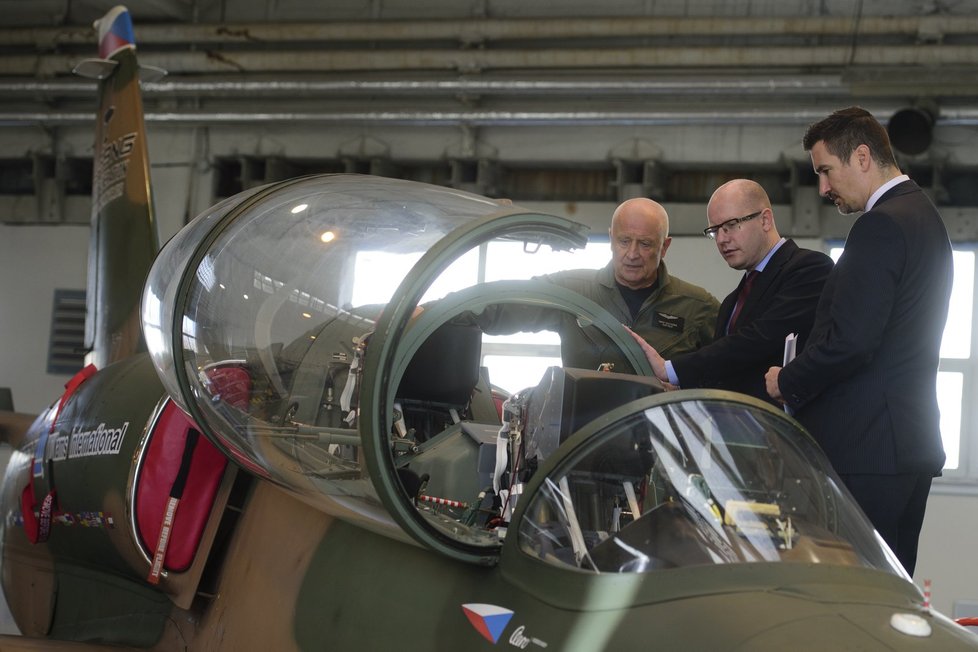 Premiér Bohuslav Sobotka navštívil Aero Vodochody a prohlédl si cvičný letoun L-159.