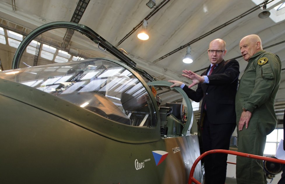 Premiér Bohuslav Sobotka navštívil Aero Vodochody a prohlédl si cvičný letoun L-159.