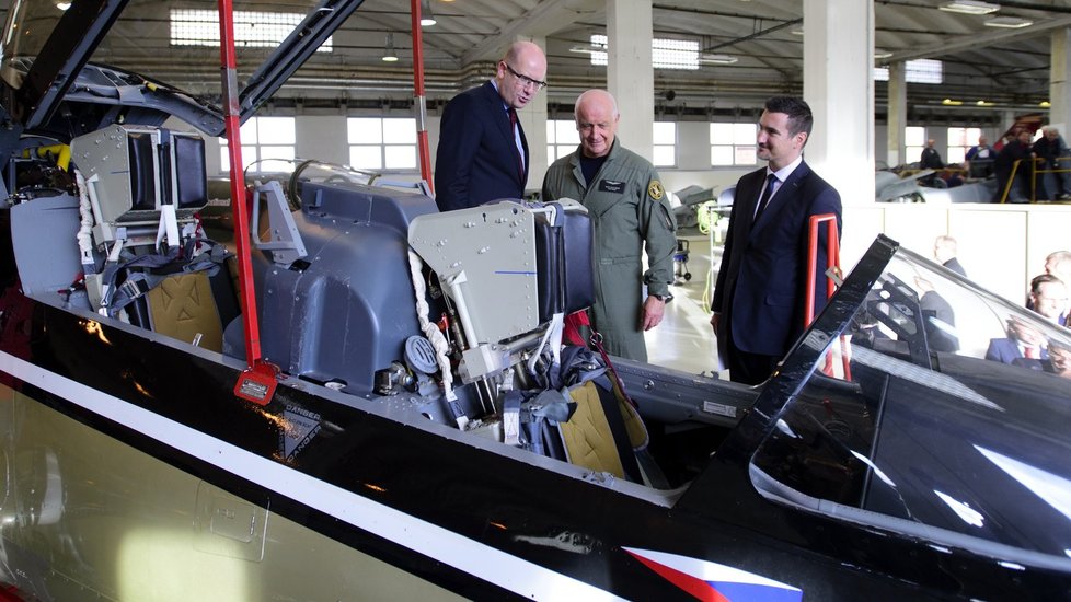 Premiér Bohuslav Sobotka navštívil Aero Vodochody a prohlédl si cvičný letoun L-159.