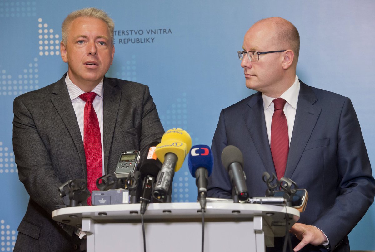 Premiér Sobotka zavítal na vnitro na bilanční schůzku s ministrem Chovancem