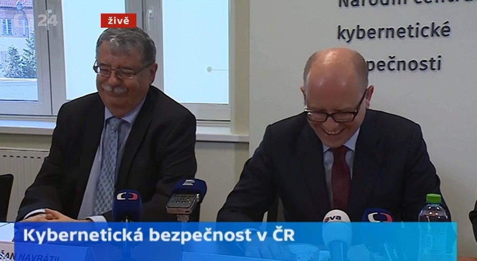 Premiéra Sobotku v Brně pobavil dotaz na Čapí hnízdo. Vlevo šéf NBÚ Navrátil.