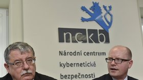 Premiér Sobotka se šéfem NBÚ Navrátilem po návštěvě Národního centra kybernetické bezpečnosti
