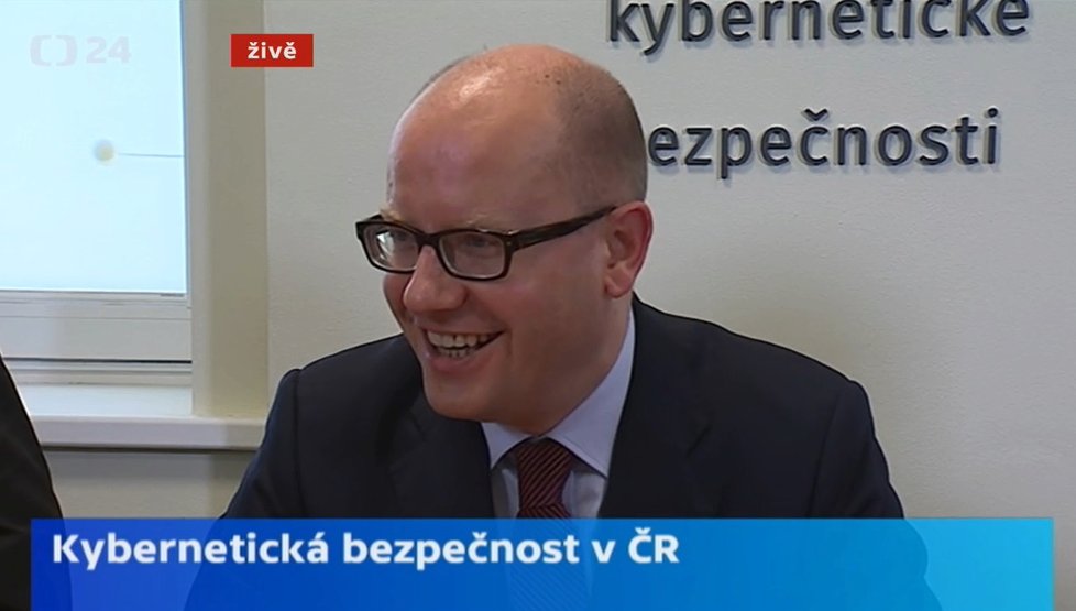 Sobotka při návštěvě Národního centra kybernetické bezpečnosti