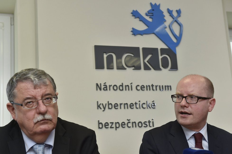 Premiér Sobotka se šéfem NBÚ Navrátilem po návštěvě Národního centra kybernetické bezpečnosti