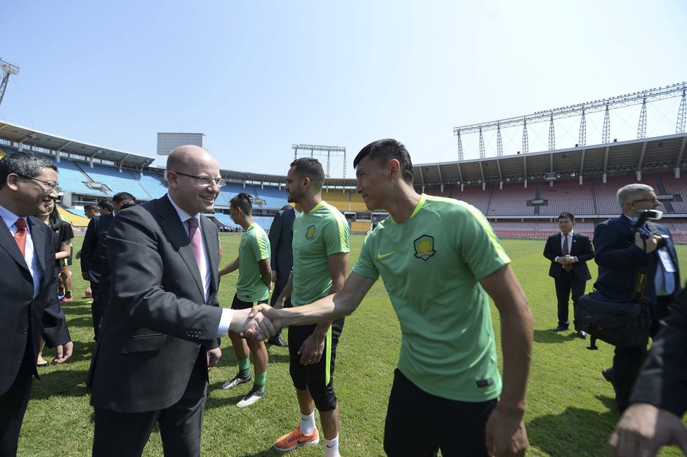 Sobotka v Číně: Na stadionu v Pekingu s fotbalisty Peking Guoan FC