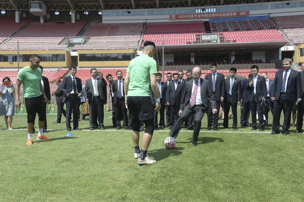 Sobotka v Číně: Na stadionu v Pekingu s fotbalisty Peking Guoan FC