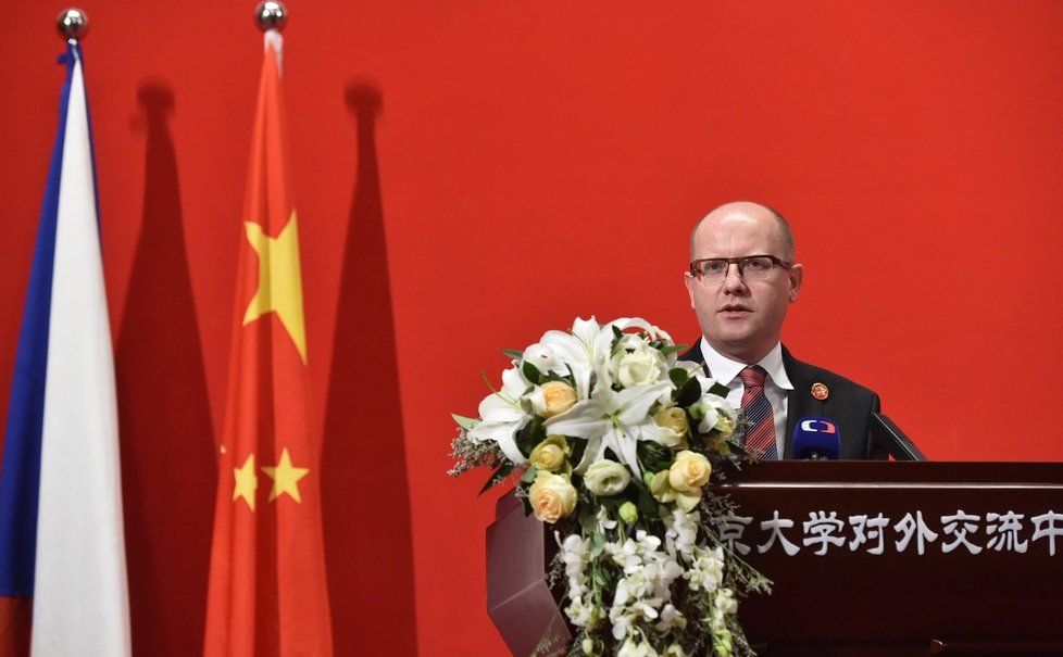 Premiér Sobotka při návštěvě Číny promluvil i na Pekingské univerzitě.