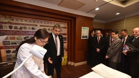 Sobotka v Číně: Premiér navštívil i nemocnici Shuguang.