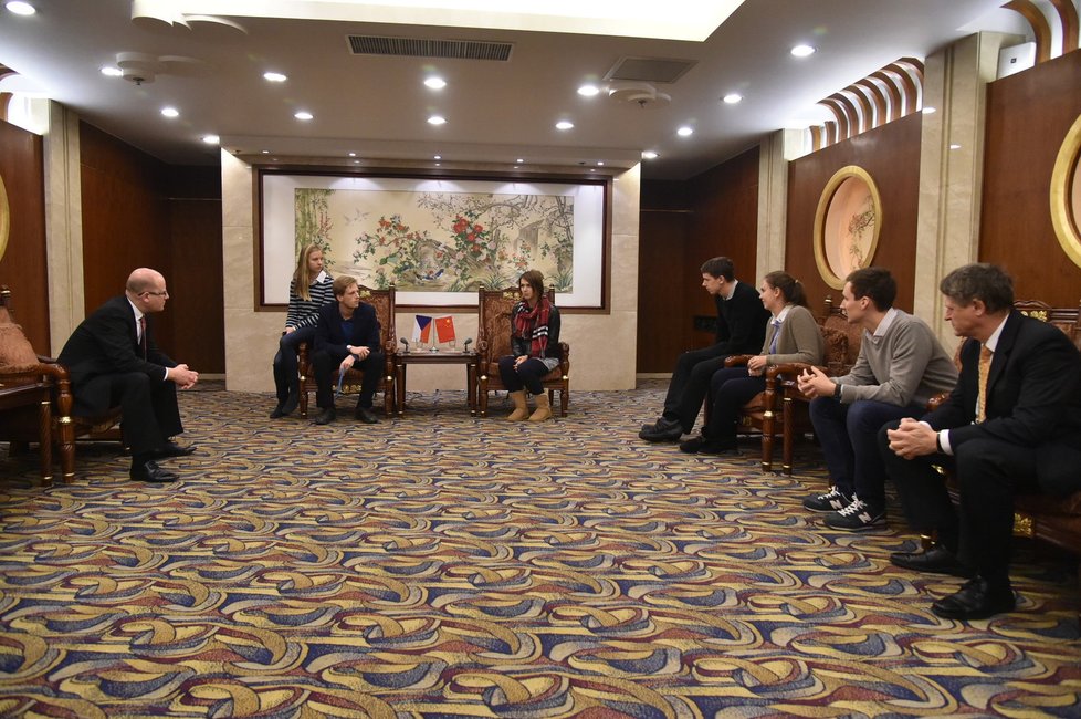 Premiér Bohuslav Sobotka na návštěvě Číny: Setkání s českými studenty