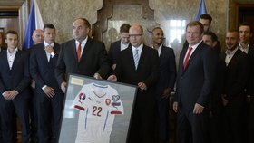 Fotbalisti v Kramářově vile:  Premiéru Sobotkovi přinesli zarámovaný dres