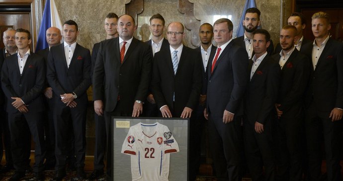 Premiér Sobotka přivítal v Kramářově vile český reprezentační výběr i se šéfem fotbalu Peltou.