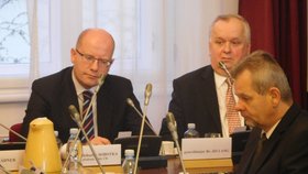 Premiér Bohuslav Sobotka (ČSSD) hájil na Výboru pro obranu jmenování Jiřího Langa do čela NBÚ.