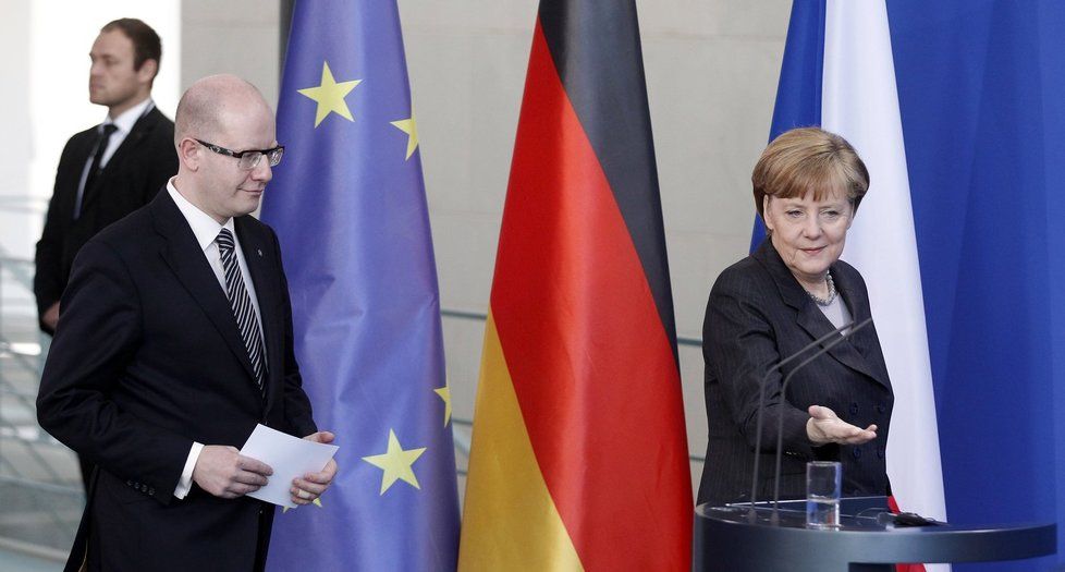 Sobotka v Berlíně: Na oplátku pozval Angelu Merkel do Prahy