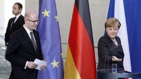 Sobotka v Berlíně: Na oplátku pozval Angelu Merkelovou do Prahy.