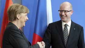 Premiér Bohuslav Sobotka si pro Angelu Merkel přichystal překvapení. Přivezl s sebou jejího pražského profesora Zahradníka, se kterým se Merkel seznámila během stážích v Československu