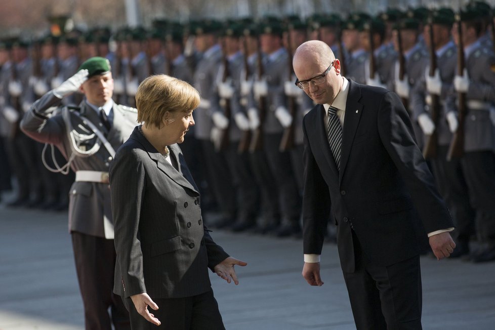 Bohuslav Sobotka v doprovodu Angely Merkel před nastoupenou čestnou stráží