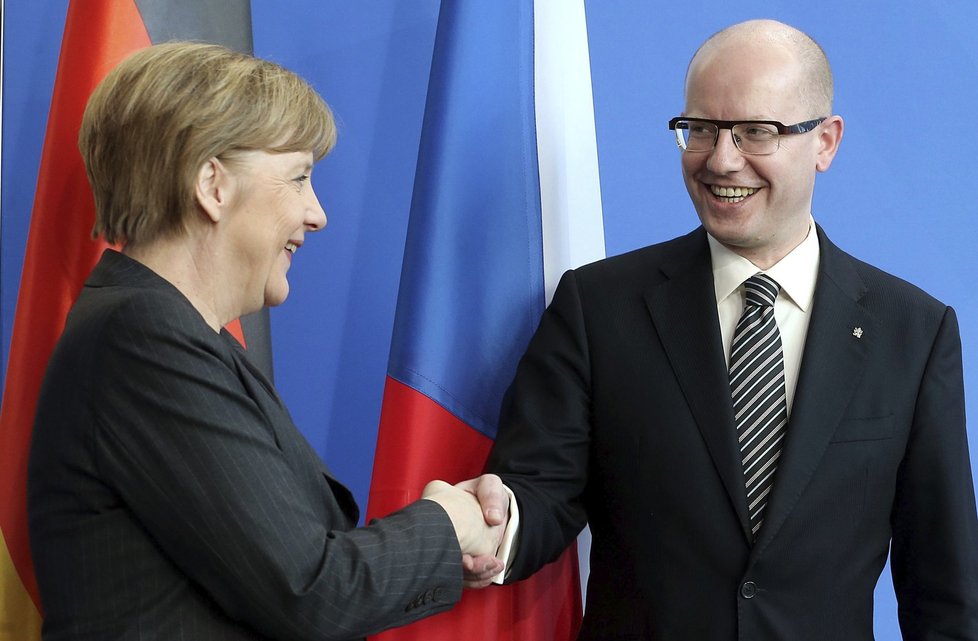 Premiér Bohuslav Sobotka si pro Angelu Merkel přichystal překvapení. Přivezl s sebou jejího pražského profesora Zahradníka, se kterým se Merkel seznámila během stážích v Československu