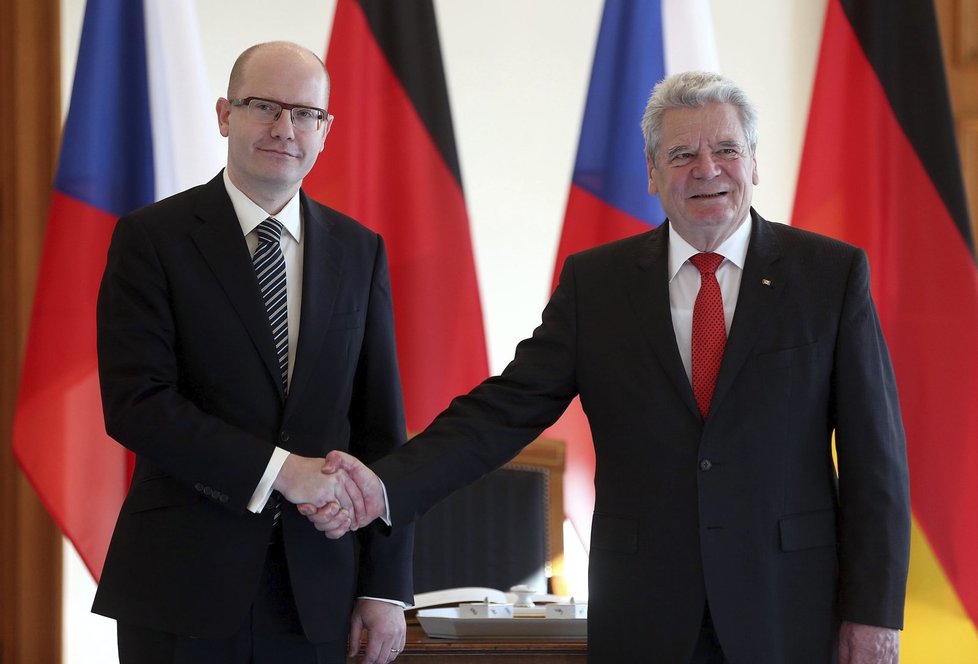 Premiér Sobotka si během své německé msie potřásl rukou s prezidentem Gauckem