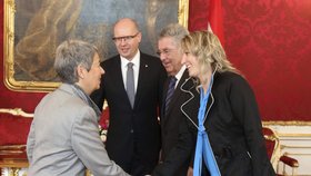 Rakouská první dáma Margit Fischer a manželka českého premiéra Olga Sobotková se zdraví ve Vídni