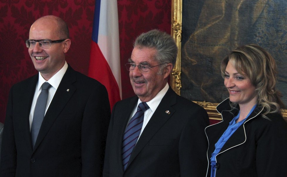 Pozdravy z Vídně: Bohuslav a Olga Sobotkovi spolu s rakouským prezidentem Fischerem