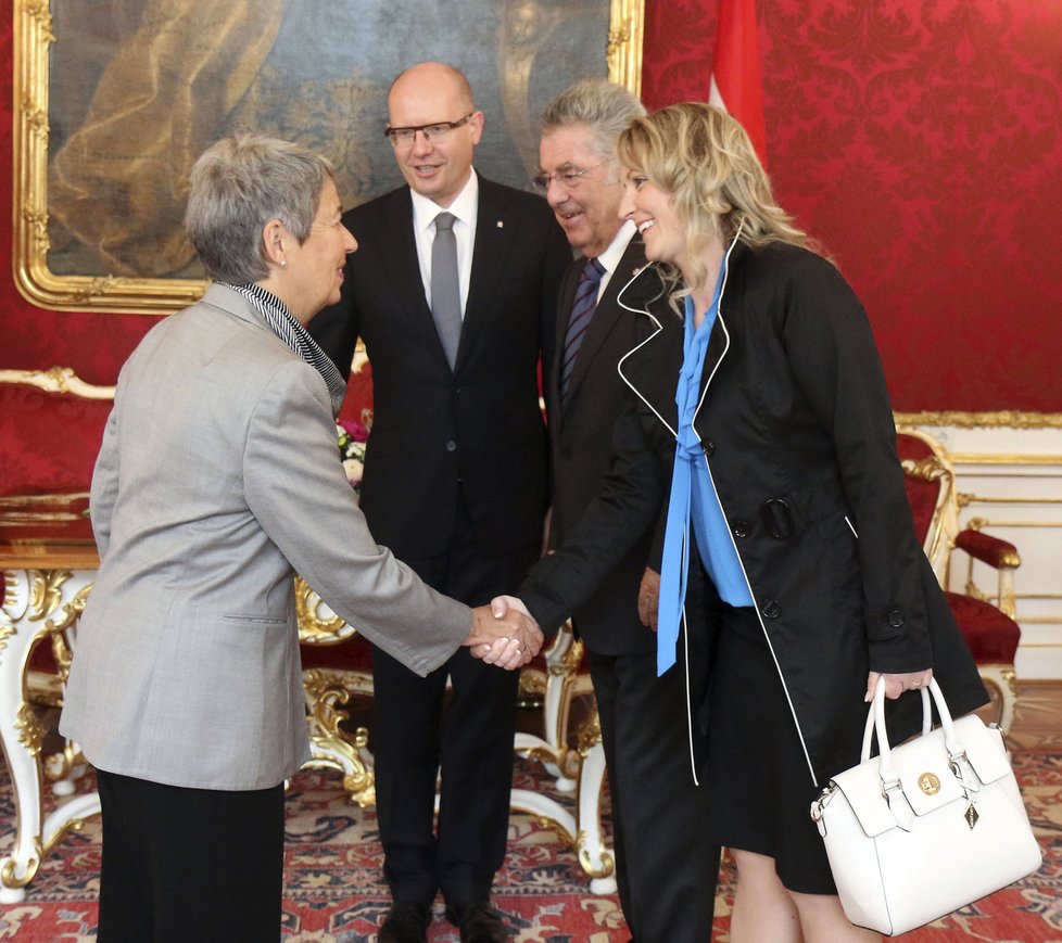 Rakouská první dáma Margit Fischer a manželka českého premiéra Olga Sobotková se zdraví ve Vídni.