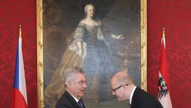 Premiér Bohuslav Sobotka se zdraví s rakouským prezidentem Heinzem Fischerem