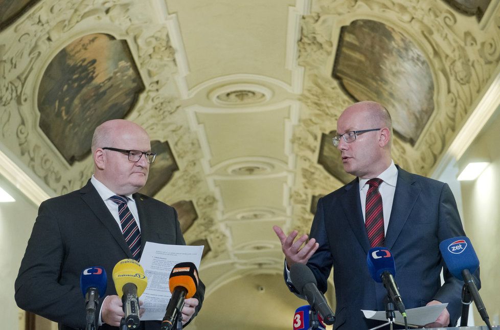 Premiér Sobotka a ministr kultury Herman se sešli v Národní knihovně v pražském Klementinu