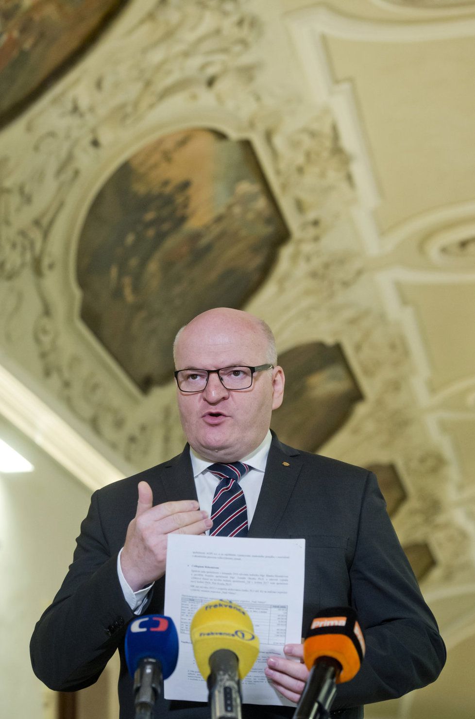 Premiér Sobotka a ministr kultury Herman se sešli v Národní knihovně v pražském Klementinu.