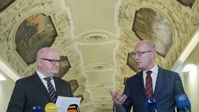 Premiér Sobotka a ministr kultury Herman se sešli v Národní knihovně v pražském Klementinu.