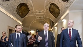 Premiér Sobotka a ministr kultury Herman se sešli v Národní knihovně v pražském Klementinu.