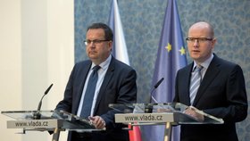 Premiér Bohuslav Sobotka s ministrem průmyslu a obchodu Janem Mládkem (oba ČSSD)