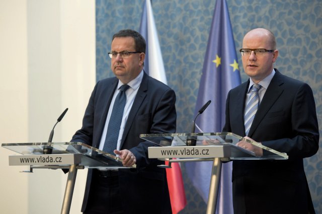 Premiér Bohuslav Sobotka a ministr průmyslu a obchodu Jan Mládek (oba ČSSD)