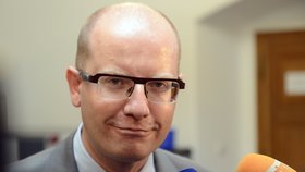 Bohuslav Sobotka už jednou musel přiznat, že zneužíval náhrady. Teď ještě nechce říct, proč dojil cestovné od Sněmovny, když ho vozila stranická limuzína.