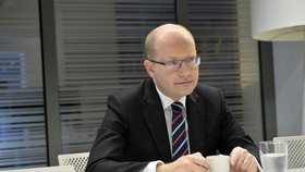 Sobotka žádá britskou premiérku o zásah proti nenávistným útokům.