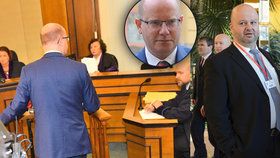 Expremiér Sobotka vypovídal kvůli OKD u soudu, z komise se omluvil. Dorazil k ní exministr Pecina (vpravo).