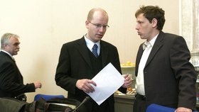 Bohuslav Sobotka a Stanislav Gross jako někdejší ministři Špidlovy vlády v roce 2004. Vlevo tehdejší ministr průmyslu Urban