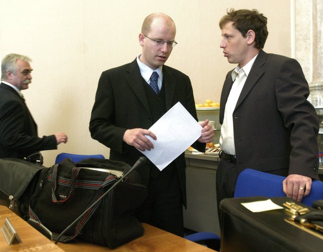 Bohuslav Sobotka a Stanislav Gross jako někdejší ministři Špidlovy vlády v roce 2004. Vlevo tehdejší ministr půrmyslu Urban